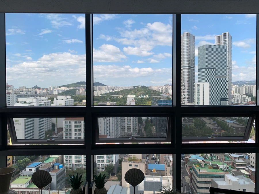 안전필름 부착 작업 장면