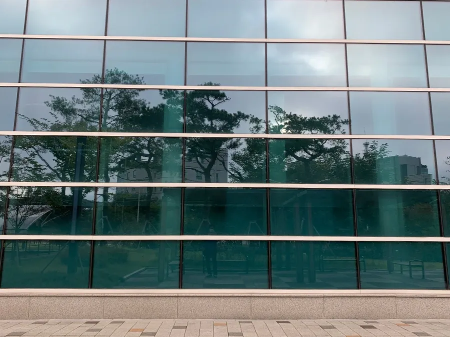 공공 체육시설 외벽 대형 통유리에 시공한 비산방지 안전필름 전경