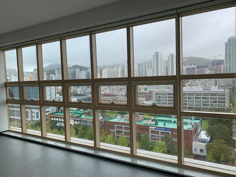 부산 대학교 고층 강의동에서 내려다본 도심 전경, 통유리 안전필름 시공 완료