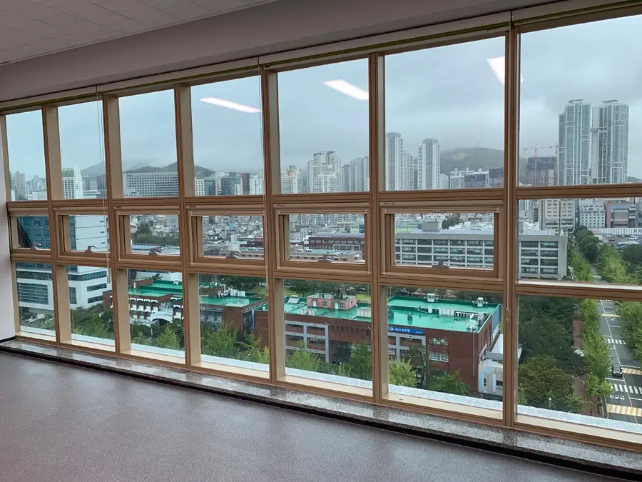 부산 대학교 고층 강의동 통유리로 보이는 시내 전경