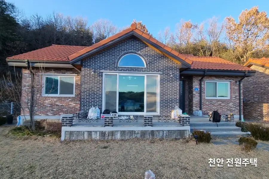 천안 전원주택 외관, 아치형 거실 창호가 있는 단독주택 전경