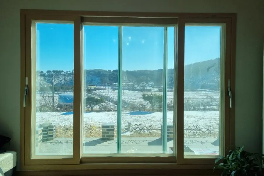 천안 전원주택 거실 아치형 창호 안전필름 시공 완료