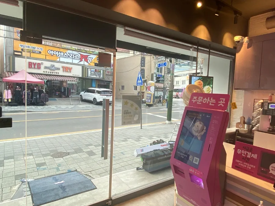 매장 내부 키오스크 옆 통유리 창에 시공한 안전필름