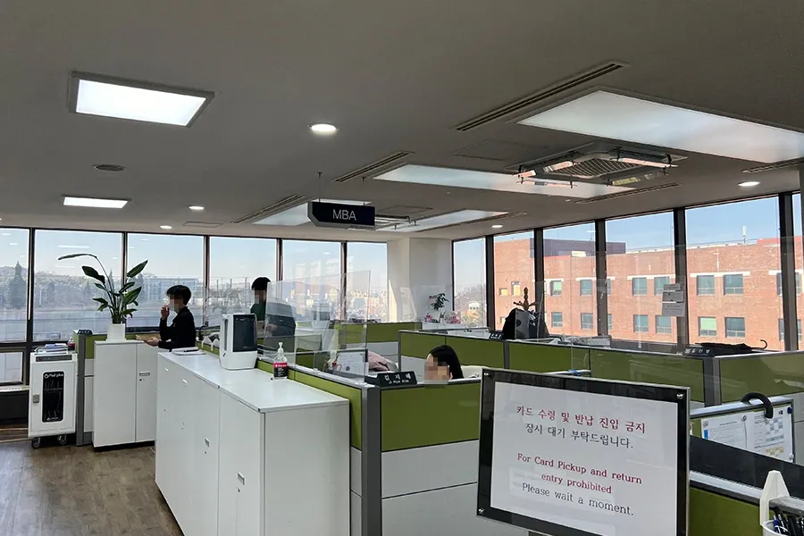 대학교 행정 사무 공간 통유리에 시공한 안전필름 완료 전경