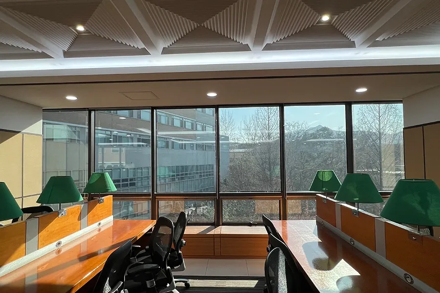대학교 회의 공간 통유리에 시공한 안전필름 완료 모습