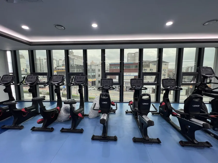 체육관 내부 헬스기구 뒤편 대형 통유리에 시공한 안전필름