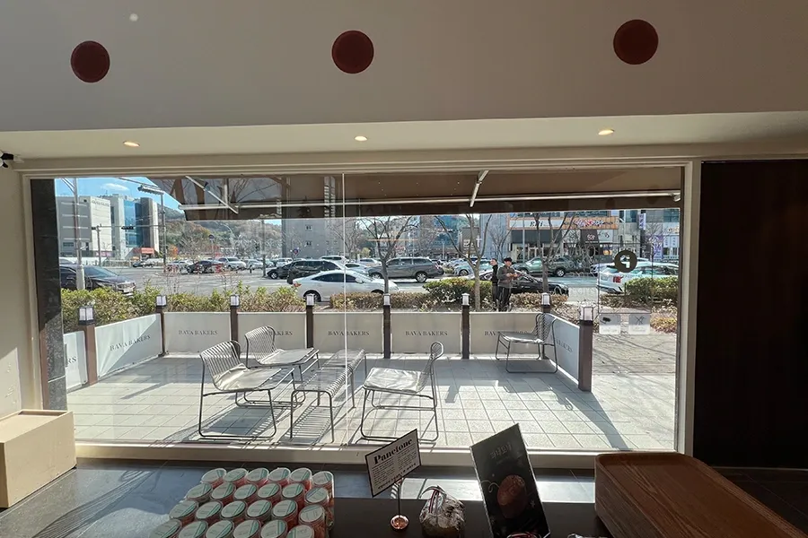테라스 좌석과 맞닿은 통유리에 시공한 안전필름, 실내에서 바라본 모습