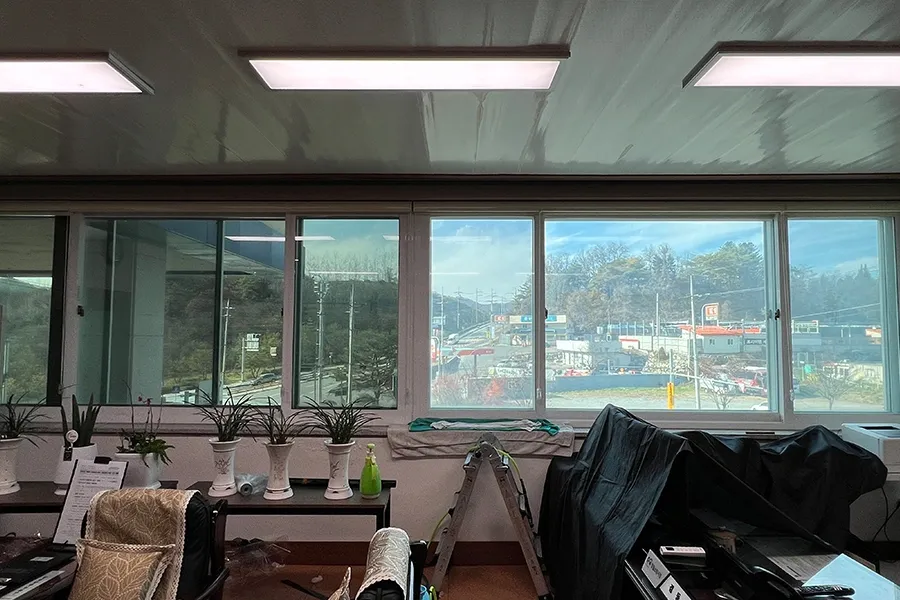 사무 공간 슬라이딩 창호 전체에 시공한 안전필름 모습