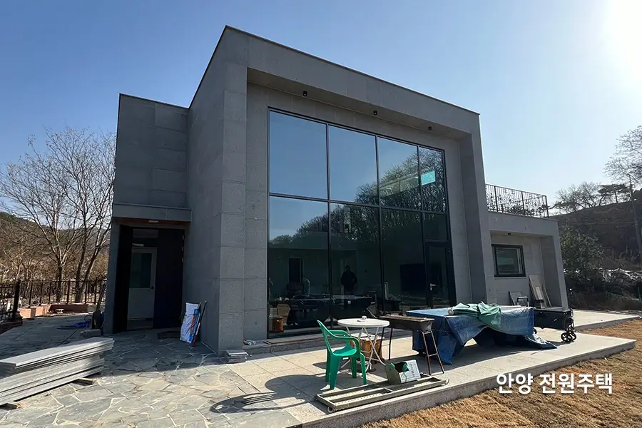 회색 모던 전원주택 외관과 2층 높이 통유리 파노라마 창호 전경