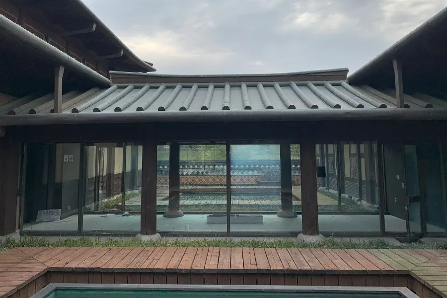 전통 건축 양식의 별관 외관과 마당의 연못