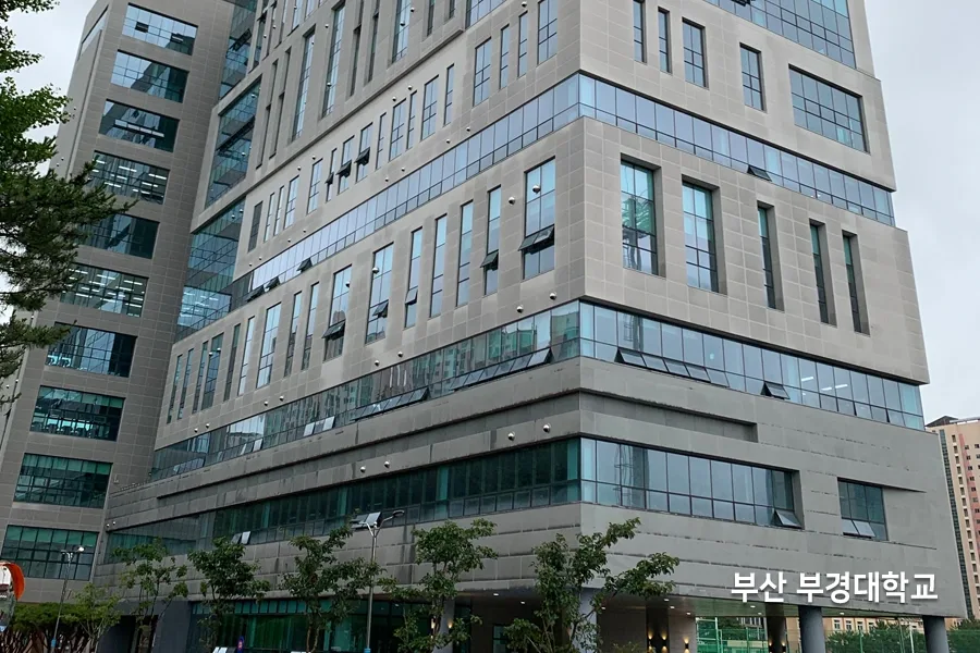 대학교 캠퍼스 건물 외관, 각진 매스감의 고층 건물 전경