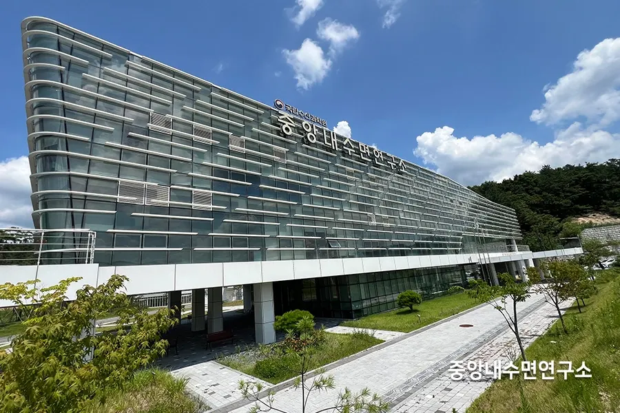 곡선형 유리 파사드로 마감된 연구소 건물 외관