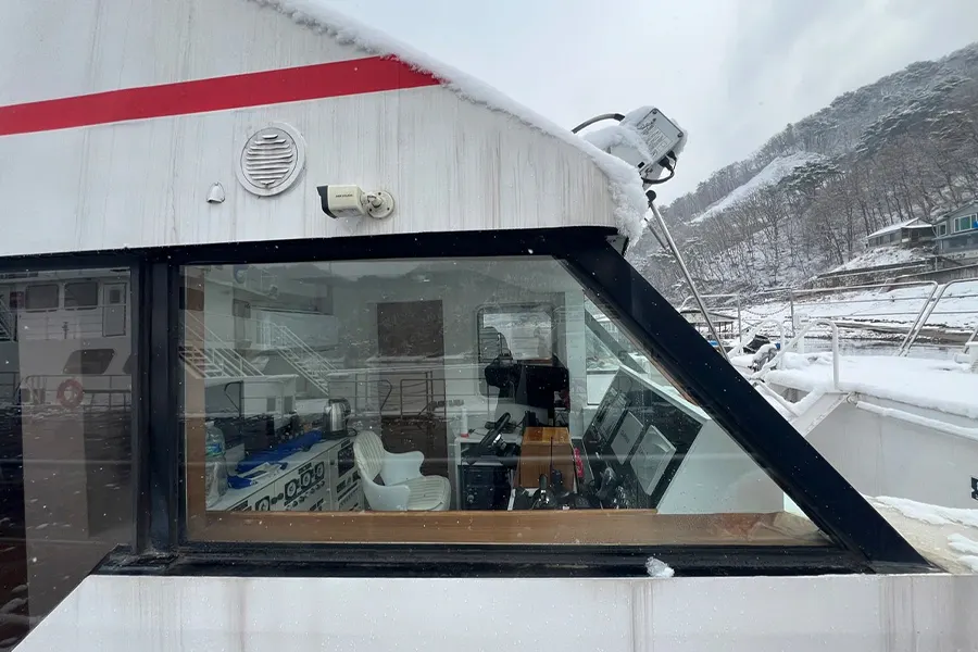 조타실 계기판과 인접한 창호 근접 사진