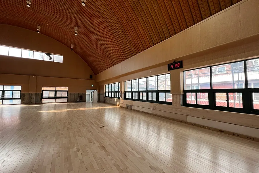 학교 건물 사이 통로에서 바라본 창호 구간