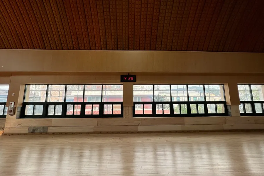 학교 외벽과 창호가 맞닿은 구간의 근접 사진